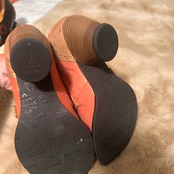 Fluevog East end kitcheners in peach. Size 8 - Picture 5 of 7